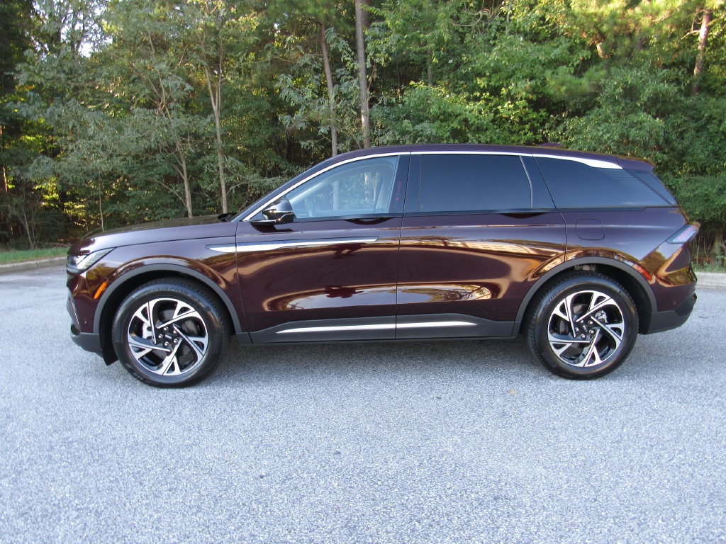 Used 2024 Lincoln Nautilus Premier AWD/4WD image 2