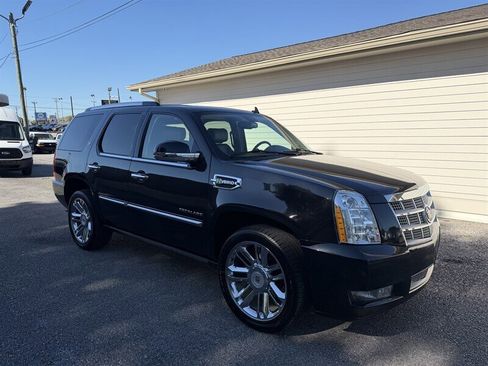 Used 2011 Cadillac Escalade Platinum image 2
