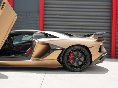 Used 2020 Lamborghini Aventador SVJ AWD/4WD image 4