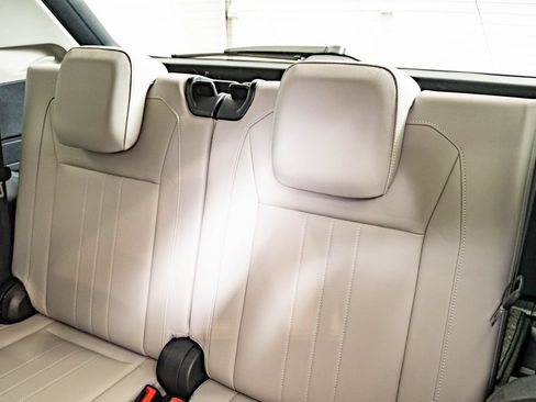 Used 2023 Volkswagen Tiguan SE w/ Panoramic Sunroof Package FWD image 46