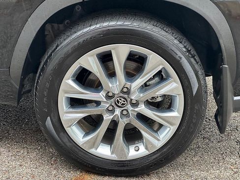 Certified 2024 Toyota Highlander Limited AWD/4WD image 32