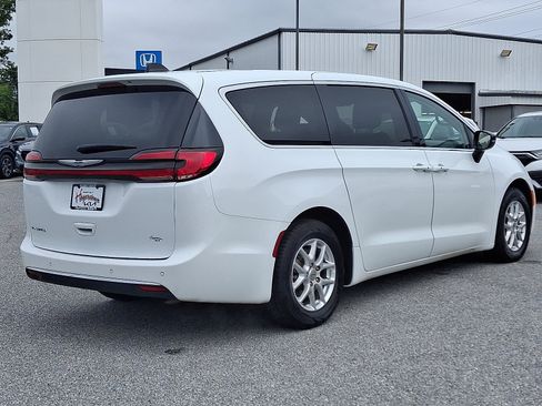 Used 2024 Chrysler Pacifica Touring-L image 6