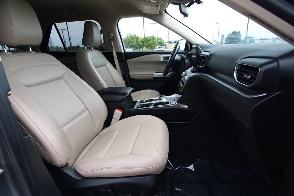 Used 2022 Ford Explorer XLT w/ Equipment Group 202A AWD/4WD image 8