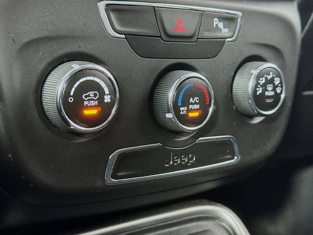Used 2018 Jeep Compass Latitude w/ Safe & Security Group FWD image 18