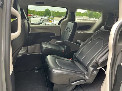 Used 2024 Chrysler Pacifica Touring-L FWD image 11