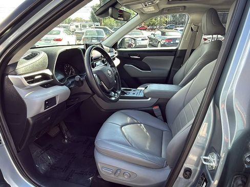 Used 2021 Toyota Highlander XLE AWD/4WD image 10