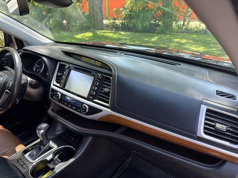 Used 2017 Toyota Highlander Limited AWD/4WD image 23
