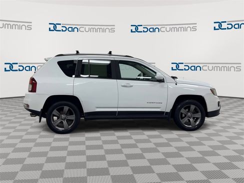Used 2016 Jeep Compass Latitude image 9