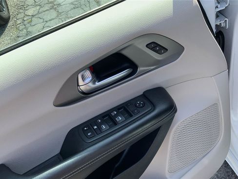 Used 2022 Chrysler Pacifica Touring-L FWD image 21