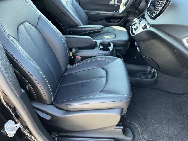 Certified 2026 Chrysler Pacifica Select FWD image 23