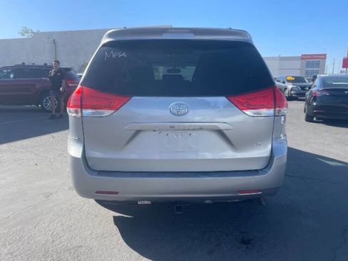 Used 2013 Toyota Sienna LE FWD image 3