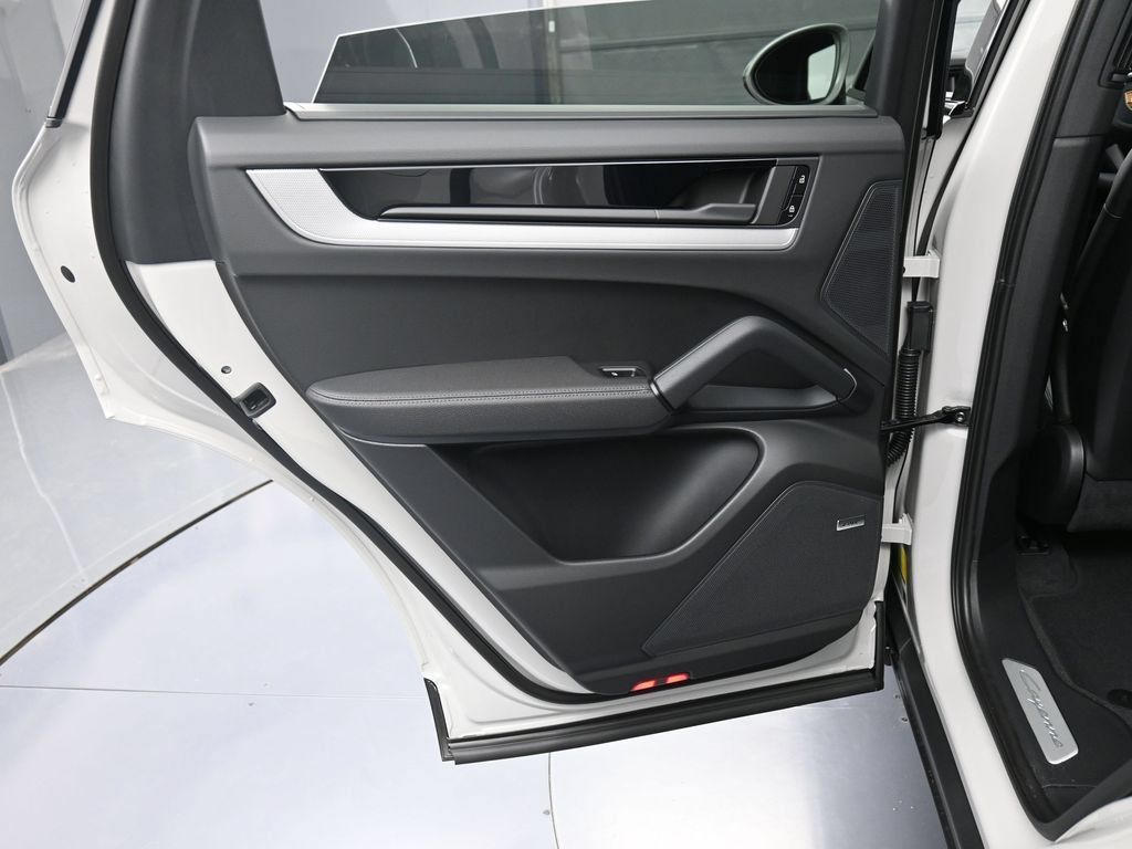 Certified 2026 Porsche Cayenne E-Hybrid AWD/4WD image 24