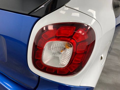 Used 2017 smart fortwo Prime RWD image 14