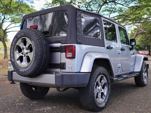 Used 2018 Jeep Wrangler Unlimited Sahara w/ Connectivity Group AWD/4WD image 7