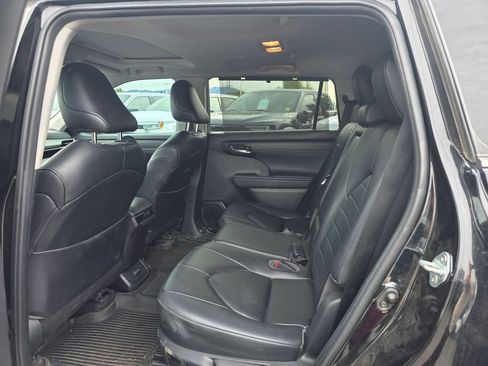Used 2023 Toyota Highlander XLE AWD/4WD image 6