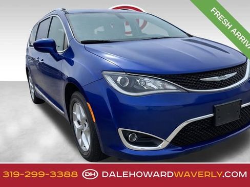 Used 2020 Chrysler Pacifica Touring-L image 1