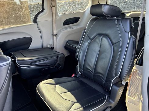Used 2022 Chrysler Pacifica Limited w/ Uconnect Theater Family Group image 20