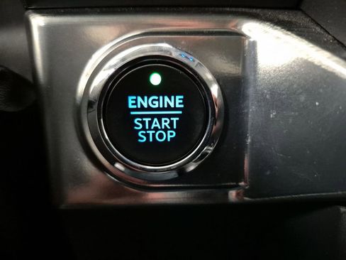 Used 2022 Ford F150 Lariat w/ Trailer Tow Package image 17