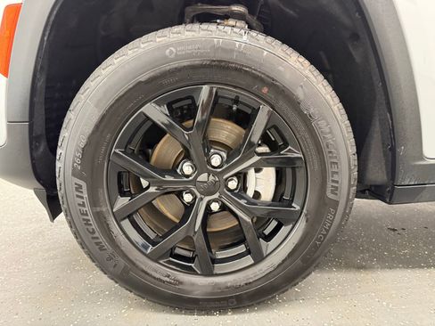 Used 2025 Jeep Grand Cherokee Altitude AWD/4WD image 18