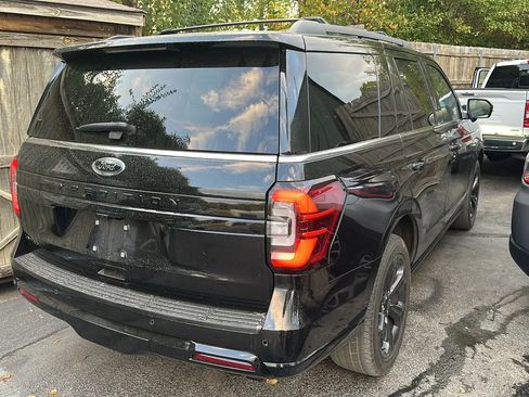 Used 2024 Ford Expedition Limited AWD/4WD image 3