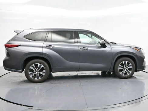 Used 2022 Toyota Highlander XLE FWD image 8