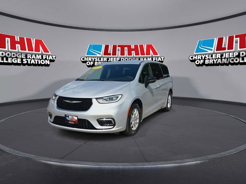 Used 2026 Chrysler Pacifica Select FWD image 3
