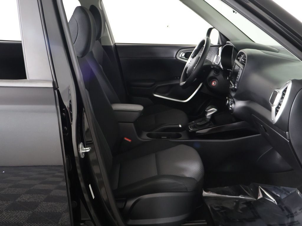 Used 2023 Kia Soul LX w/ LX Technology Package FWD image 23