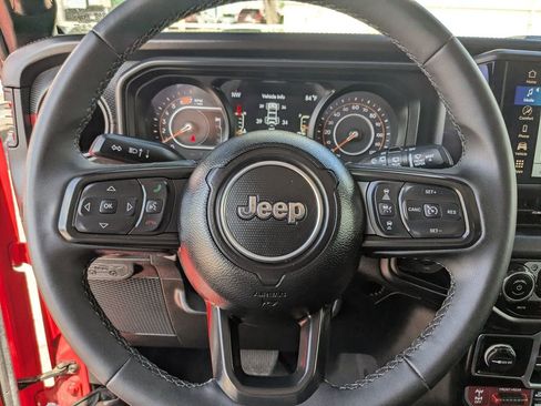 Used 2025 Jeep Wrangler Unlimited Rubicon image 17