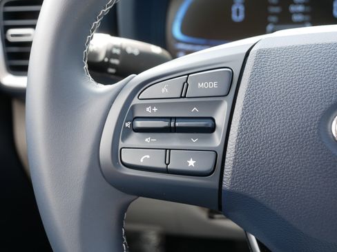 Certified 2025 Hyundai Venue Limited FWD image 31