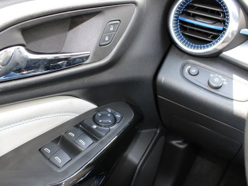 Used 2025 Chevrolet Trax LT FWD image 10