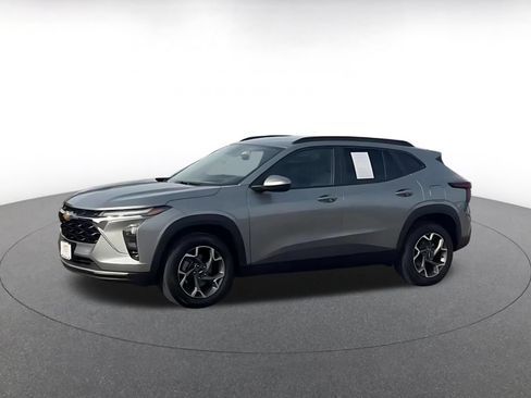 Used 2025 Chevrolet Trax LT FWD image 8