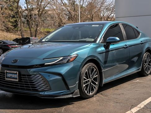 Used 2025 Toyota Camry XLE w/ Premium Plus Package image 5