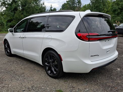 Used 2022 Chrysler Pacifica Touring-L w/ S Appearance Package FWD image 4
