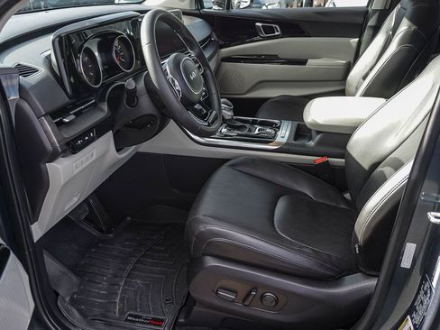 Used 2024 Kia Carnival EX FWD image 18