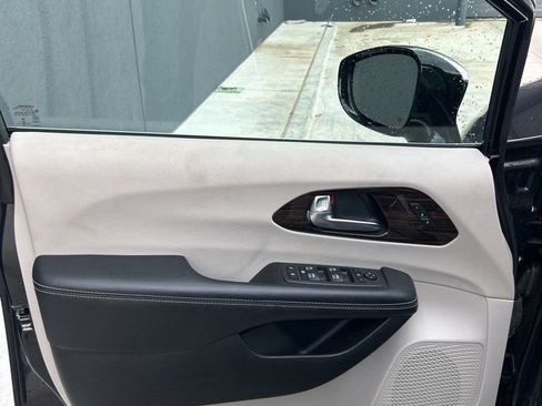 Used 2023 Chrysler Pacifica Limited FWD image 6