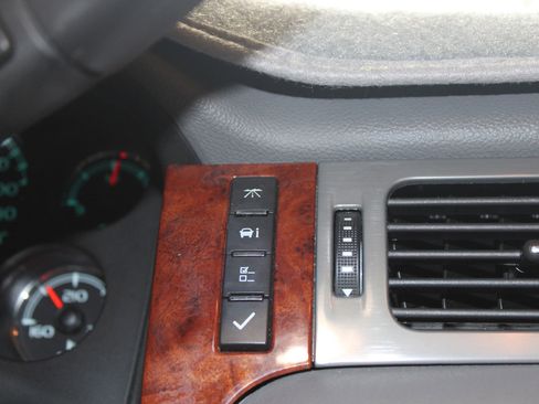 Used 2011 Chevrolet Avalanche LTZ image 15