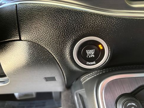 Used 2015 Dodge Challenger SXT image 15