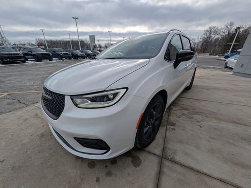New 2026 Chrysler Pacifica Select w/ S Appearance Package image 9