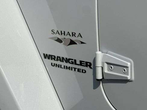 Used 2017 Jeep Wrangler Unlimited Sahara w/ Connectivity Group AWD/4WD image 25