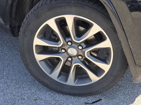 Used 2018 Jeep Grand Cherokee Overland AWD/4WD image 11