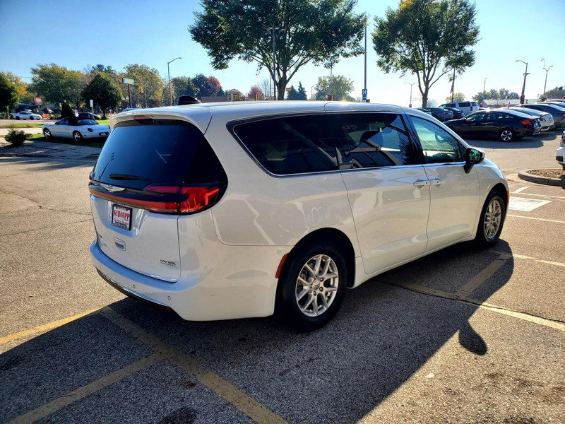 Used 2023 Chrysler Pacifica Touring-L FWD image 5