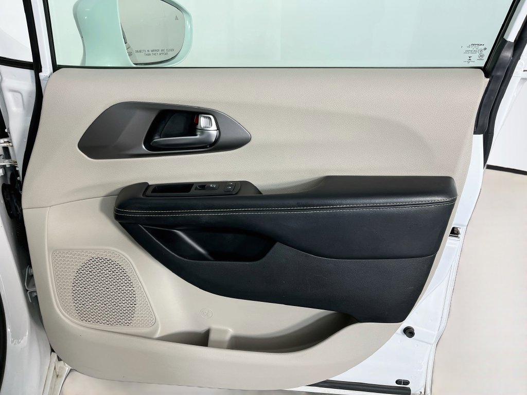 Used 2021 Chrysler Pacifica Touring-L FWD image 32