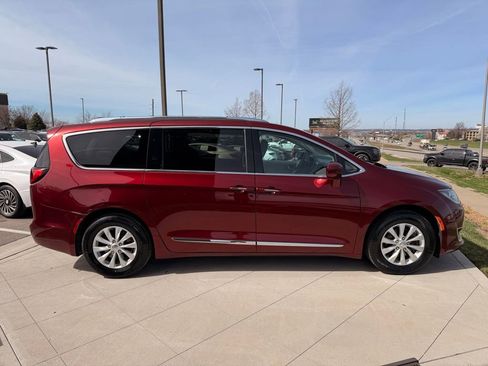 Used 2018 Chrysler Pacifica Touring-L image 5