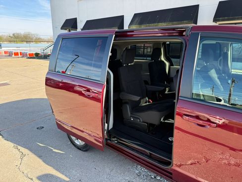 Used 2018 Dodge Grand Caravan SE w/ UConnect Hands-Free Group image 23