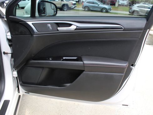 Used 2015 Ford Fusion SE w/ Equipment Group 201A FWD image 25
