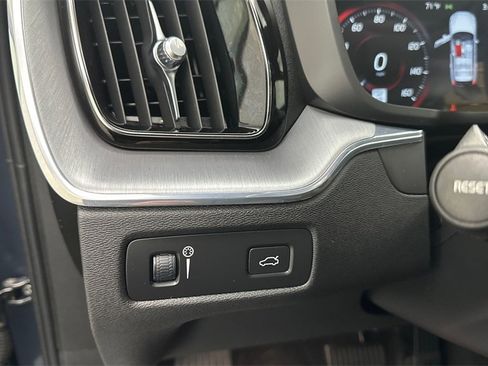 Used 2020 Volvo XC60 T6 Momentum image 29