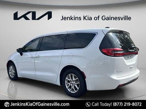 Used 2024 Chrysler Pacifica Touring-L FWD image 4