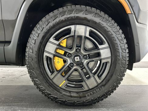 Used 2025 Rivian R1S Premium image 11