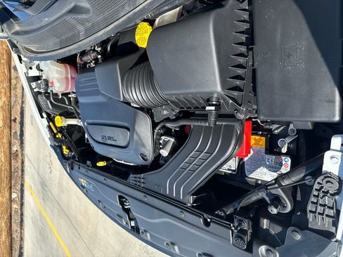 Used 2024 Chrysler Voyager LX image 27