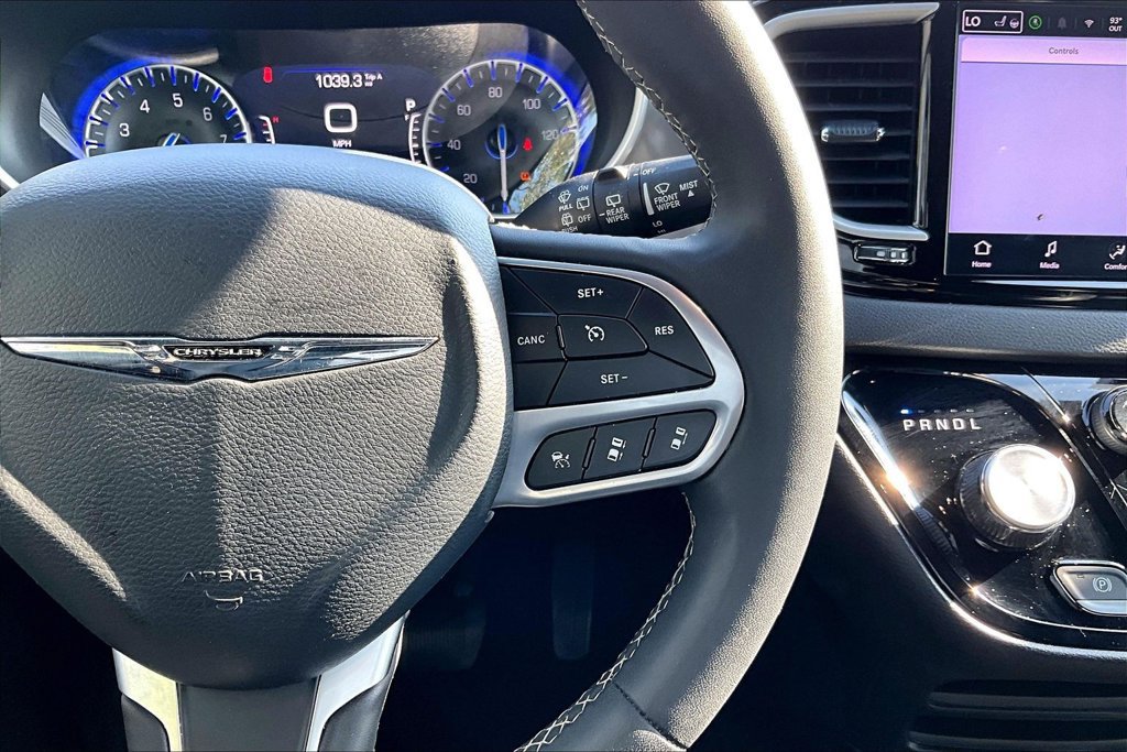 Used 2025 Chrysler Pacifica Select FWD image 26